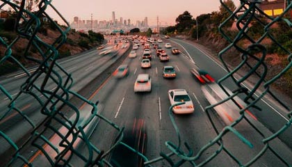 激战一触即发，场面火爆非凡——燃爆感官的极致体验